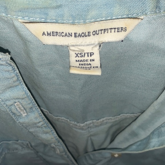 AMERICAN EAGLE SLEEVELESS COLLARED BUTTON UP TOP - Picture 4 of 4